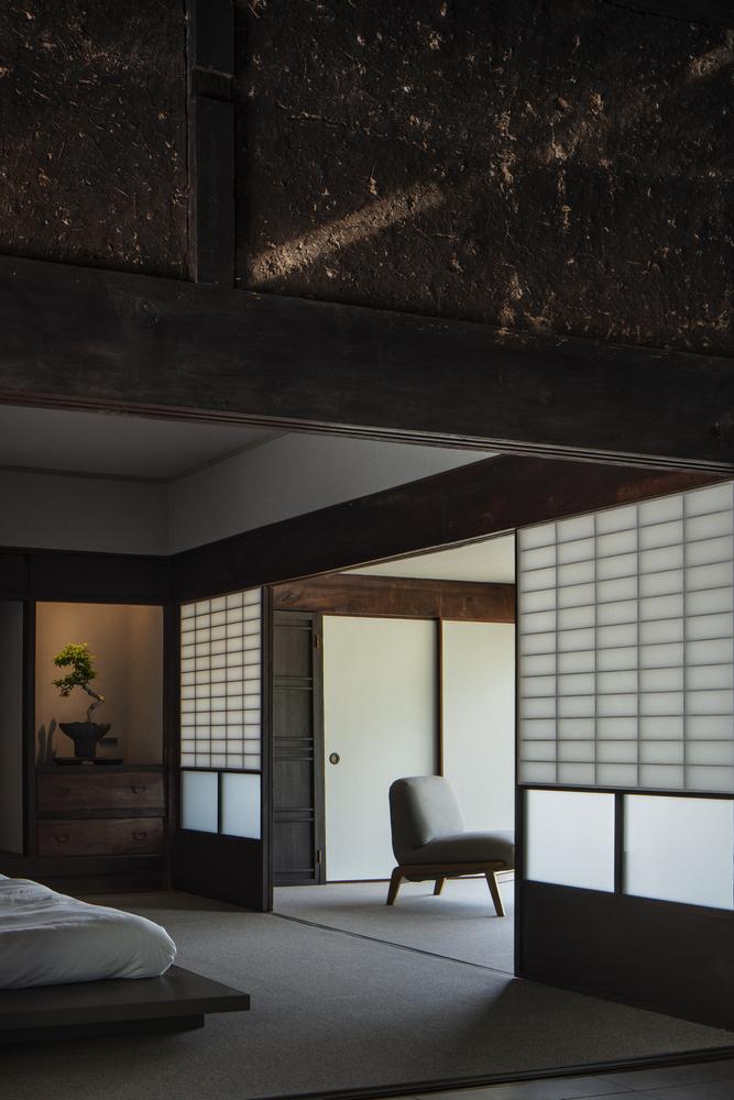 鹿兒島阿久根傳統木屋翻新，蛻變成米芝蓮主廚的海岸新居