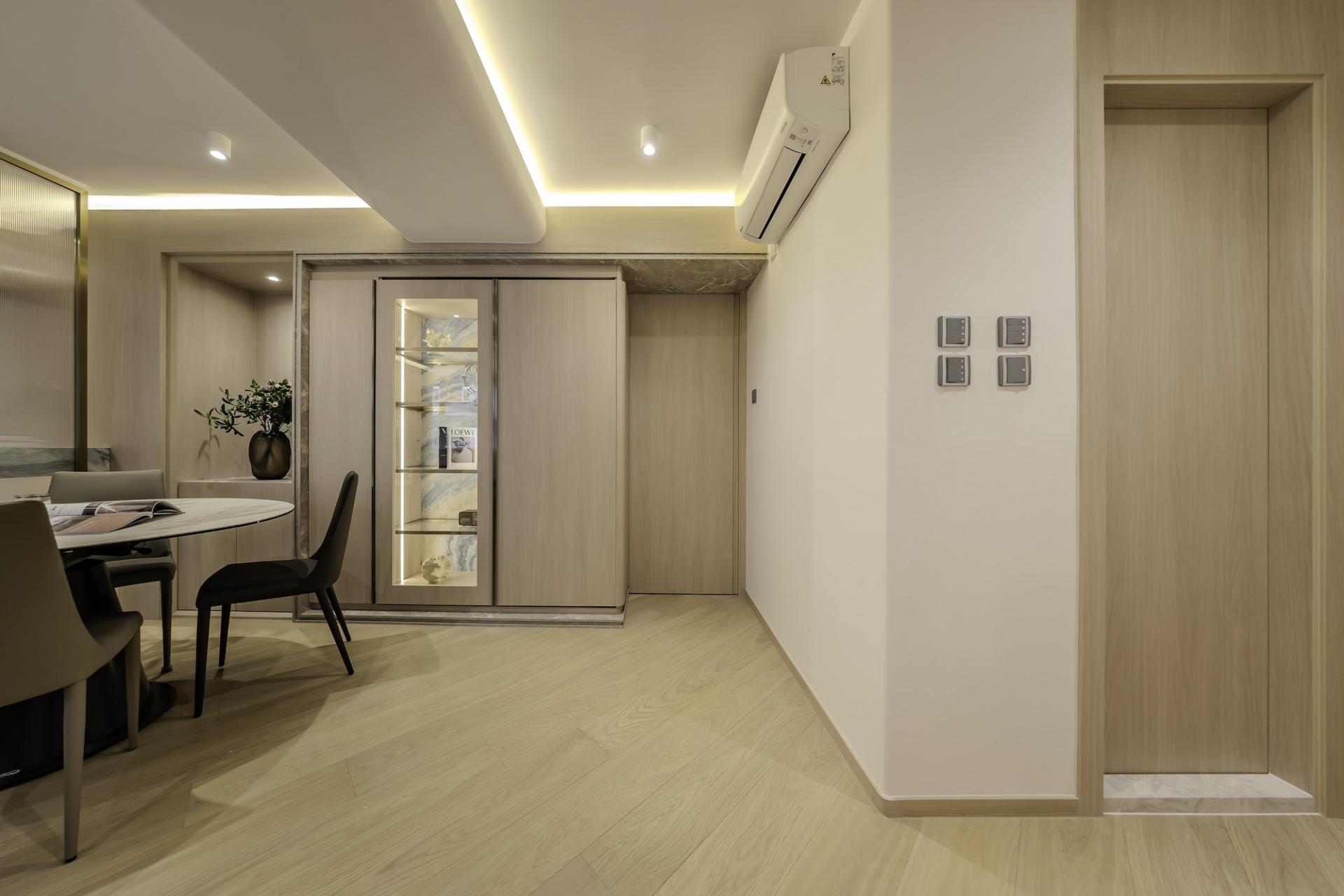 Flowing Curves and Light Wood Define this Minimalist North Point Home